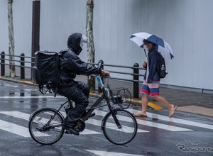 雨の日の自転車「カッパは傘より本当に安全？」意外な実験結果に【岩貞るみこの人道車医】 画像