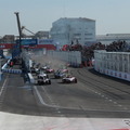 ホームストレートからターン1を左折、画面右へ。画面左はピット出口（3月30日）　(c) Formula E