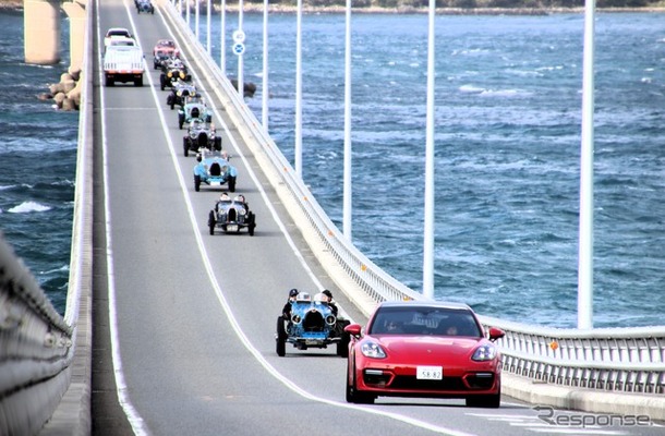 4日目の角島大橋（山口県長門市）をいく参加者たち。先頭はヤナセ提供のポルシェ パナメーラ