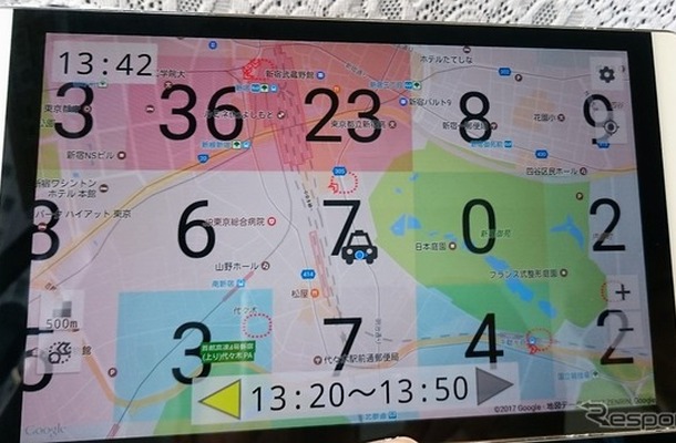 乗務員がもつタブレット。500メートル四方のエリアごとに、乗車人数予測のヒートマップが表示されている。