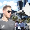 マクラーレン・ホンダのF1ドライバー、ストフェル・バンドーン選手がF1オーストラリアGPの開催に合わせて新型シビックタイプRに試乗