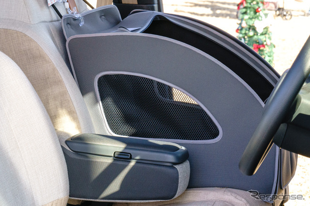 助手席で使用する「ペットシートプラスわん2」はエアバッグが展開した際に干渉しないよう設計されている。