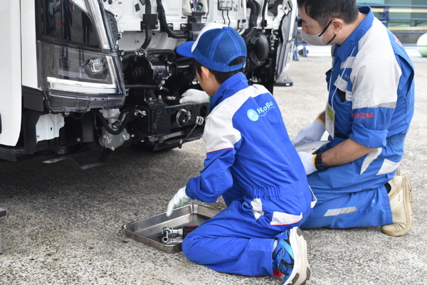 本格的な整備体験に“未来の整備士たち”の笑顔広がる…ジュニア