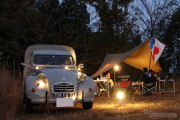 シトロエン『2CV』が集まってキャンプ、ツインエンジン4WDの
