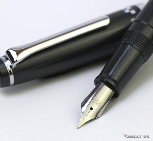 ペン先に Gt R ロゴ 実車のカラーリングに近づけた R32 万年筆 Car Care Plus