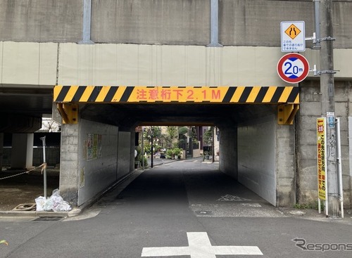トヨタ ヴェルファイア は徐行せよ！ 桁下2.0mの低いガード…東武線・東向島～鐘ヶ淵 画像