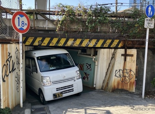 すみっこなら制限超えても通れる？ 桁下1.8mの低いガード…横須賀線・品川～西大井 画像