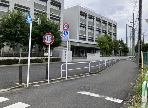 狭い道！ 制限1.3m、通れる車がなくなった都市計画？…東京都世田谷区 画像