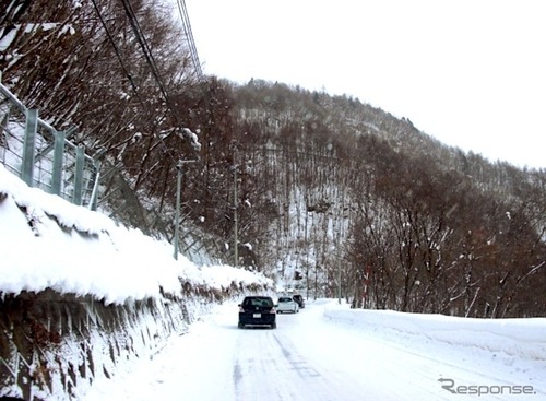 雪道でノーマルタイヤは制動距離が大幅増！…JAFが年末年始の対策を呼びかけ 画像