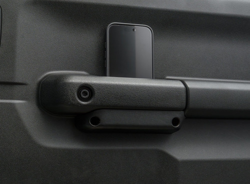 “ちょいカスタム”で便利に収納、『ジムニー/シエラ/ノマド』専用「ドアグリップポケット」がユーザーの声で改良 画像