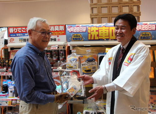 4月28日の「洗車の日」を前に、サンプル配布で手洗い洗車アピール！…三芳PA 画像