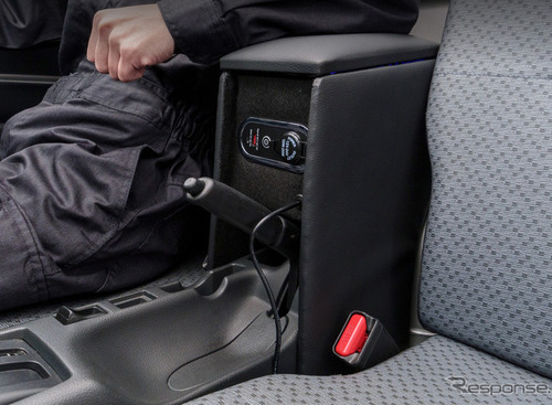 軽トラにも肘置きと収納を、スズキ『キャリイ』系列専用LEDコンソールボックスが登場 画像