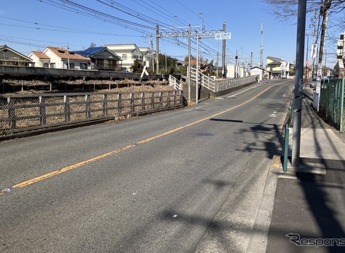 おそらく水路跡、制限高さ1.8mの低いガード…京王線・平山城址公園～長沼間 画像