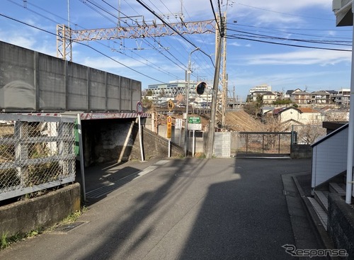 制限1.7mの低いガード、話題の新型車は通れるのか？…京王線・つつじヶ丘 画像