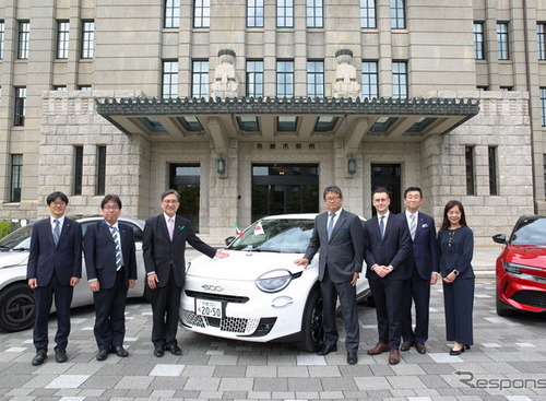 フィアット600e、京都市公用車に寄納…日伊国交160周年と姉妹都市60周年を記念した特別デザイン 画像
