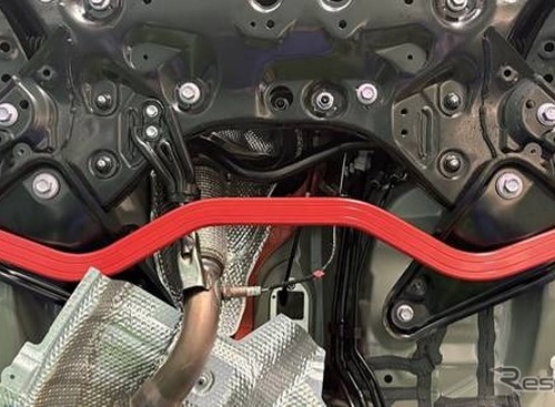 トヨタ『RAV4』のボディ剛性をアップ、ボディ補強パーツ「サステック・アンダーブレース」…タナベ 画像