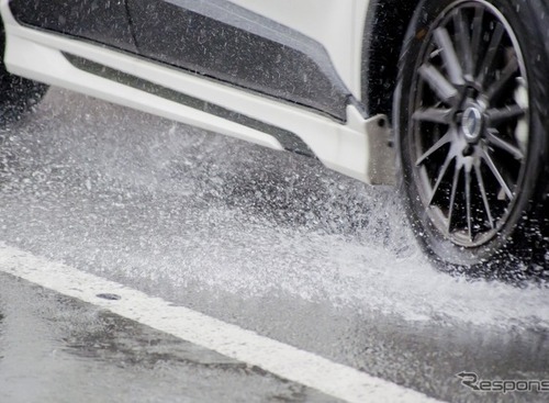 濡れた路面で「ヒヤッ」とする前に…梅雨時期はタイヤの残溝と空気圧をチェックして安全運転を 画像