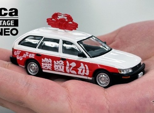 まさか！？　かにのオブジェが屋根上に…かに道楽営業車『カローラ バン』が大人のトミカに…世界に1台の実車を1/64で再現 画像