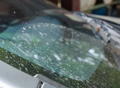 洗車を少しサボったら「白いウロコ汚れ」「黒い筋」などが残る…車の水アカを落とす正しい方法とは？　デメリットと注意点を知る 画像