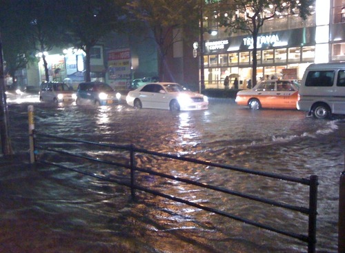 突然の豪雨から「愛車を守る」対策が必要…保管場所や運転、冠水時について 画像