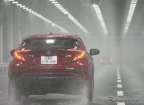 【自動車豆知識】悪天候時はヘッドライトの点灯を！ ゲリラ豪雨や濃霧による視認性の違いとは？ 画像