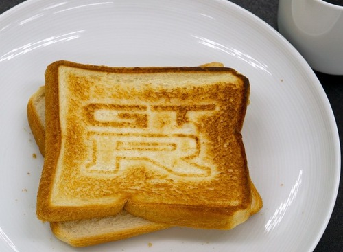 こんがりサクサク！　食パンに「GT-R」エンブレムの遊び心　　　 画像