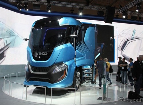 【ハノーバーモーターショー 16】謎のガンダム風トラック…IVECO 画像