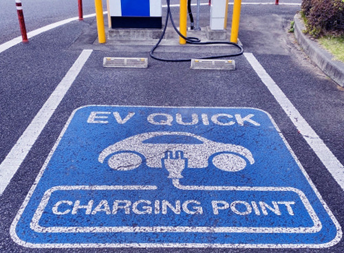 72%が「レギュラーガソリン車」を保有！　電気自動車（EV）が安ければ購入する？ 画像