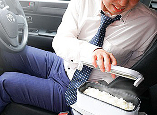 クルマの中で「炊きたてのご飯」を食べられる！　車載用12V弁当箱炊飯器 画像