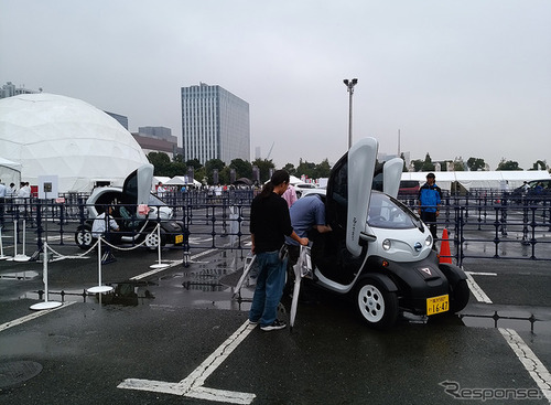 【東京モーターフェス16】「やっと乗れた」 公道はスポーツカー、場内は超小型モビリティに行列 画像