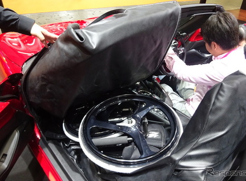 【福祉機器展16】マツダ、「多くの人に走る喜びを」…初の手動運転装置を ロードスター と アクセラ に 画像