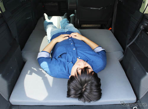 優れた寝心地を実現、スポンジ専門店が作った「N-VAN専用車中泊マット」 画像