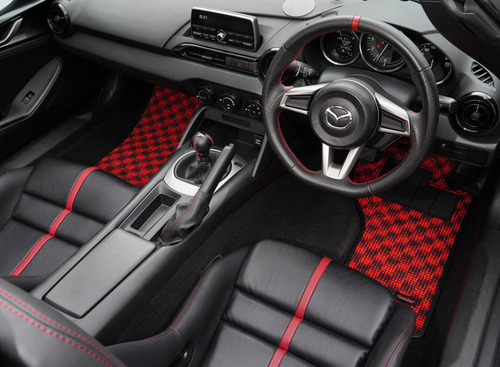 ロードスター・RX-8・MAZDA3・CX-5用「スポーツフロアマット」目を引くチェッカー仕様 画像