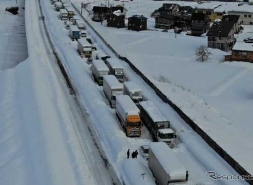 大雪で大型車立ち往生、運送事業者と荷主に対策を要請　国交省 画像