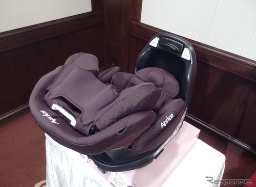 赤ちゃんにとって理想的な姿勢を追求した「ベッド型チャイルドシート」とは？ 画像