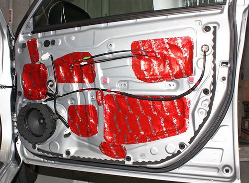 カーオーディオの醍醐味はココにあり！ 『システムアップ術』研究!! 第7回「デッドニングで音質アップ！」 画像