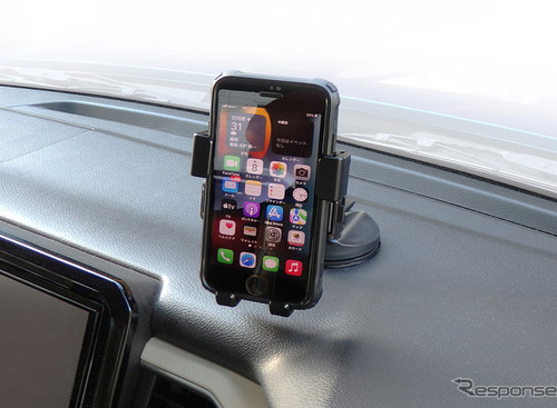 リーズナブルかつ便利なシンプル「スマホホルダー」【特選カーアクセサリー名鑑】 画像