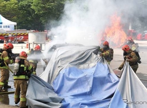 被せて消火!! EV火災向け、高耐熱防火ブランケットを日本導入 画像
