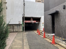 制限守ってもぶつかる！ 高さ1.7mの低いガード…京王線・笹塚～代田橋