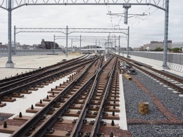 線路を歩く！ 高架開業前の西武鉄道・東村山駅で「レールウォーク」