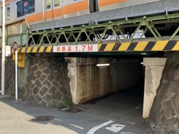 余裕ありすぎ、制限高さ1.7mの低いガード…総武線・千駄ケ谷～代々木