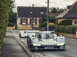 ポルシェのレーシングカーで住宅街を走る!? 1台限定、公道走行可能な『963 RSP』を公開