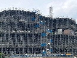 高速道路直上70mの岩塊、異例の掘削作業…上信越道・北野牧工事の見学