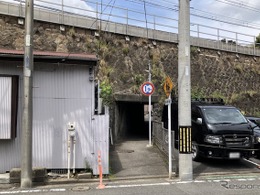 車幅制限はないのかッ？ 制限高さ1.9mの低いガード…京浜急行・井土ヶ谷