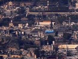 カリフォルニア山火事で生き残った「奇跡のバス」、VWが希望の象徴として復元へ