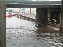 豪雨時のアンダーパス通行は危険…水圧・電装故障・車両浮上で脱出困難に