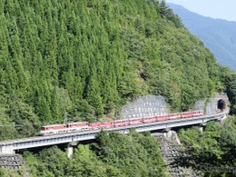 日本一の急勾配、大井川鉄道の90パーミルを歩く　アプト式35周年でツアー企画