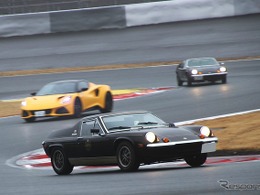 77周年を記念し、新旧ロータスがサーキットでお祝い