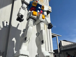 「福山SAにガンダム立っちゃった」西日本初、12分の1サイズ立像が話題に