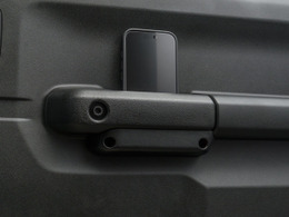 “ちょいカスタム”で便利に収納、『ジムニー/シエラ/ノマド』専用「ドアグリップポケット」がユーザーの声で改良